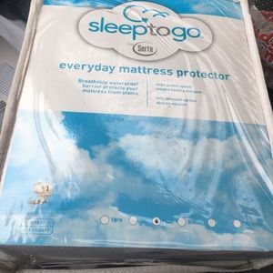 Serta full size mattress protector new